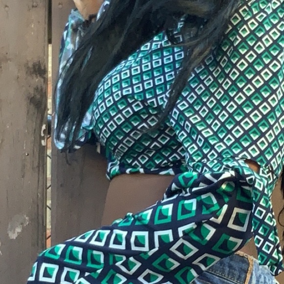 Bell sleeve v neck cropped top - Picture 8 of 8